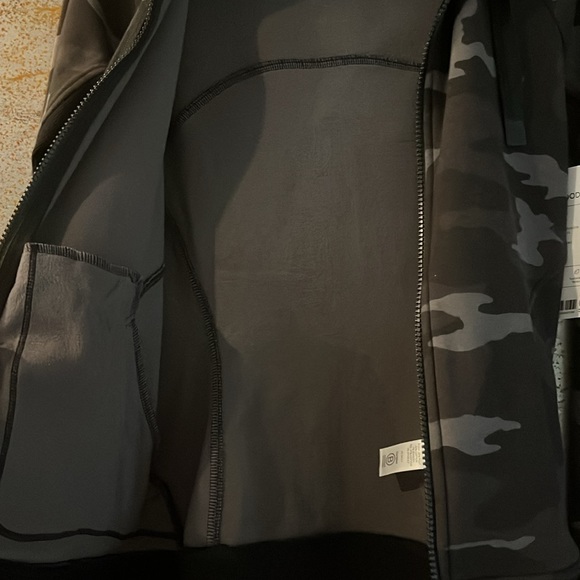 Athleta Triumph Camo Printed Hoodie NWT - Picture 6 of 8